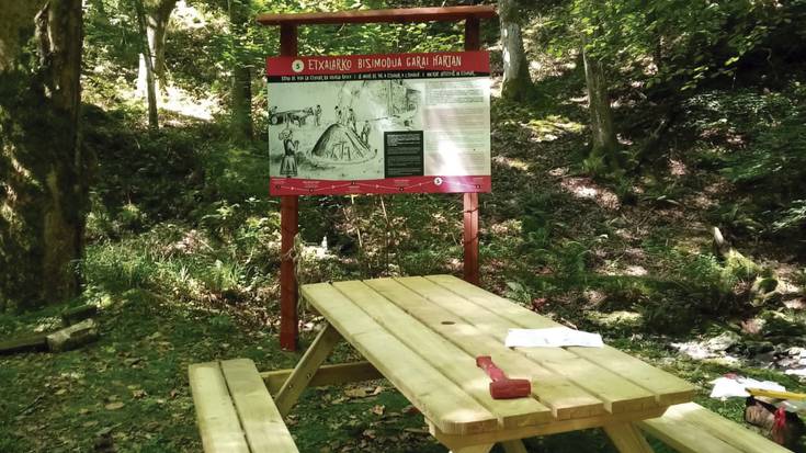 Karmen Etxalarkoa ibilbidea mantentzeko auzolana egin dute