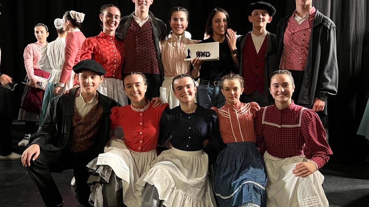 Ioritz Iriarte Azpiroz lesakarrak Fandango eta Arin-Arin koreografia txapelketa irabazi du Oinkariko taldekideekin