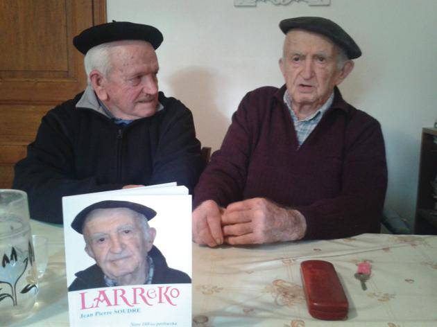 Mende bateko bizia bildu dute Larreko bertsulariaren liburu berrian