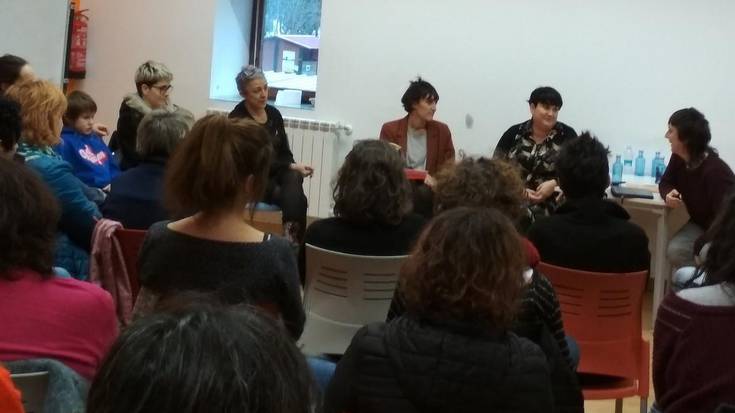 'Kontrako eztarritik' mahai-inguru jendetsua egin dute Beran