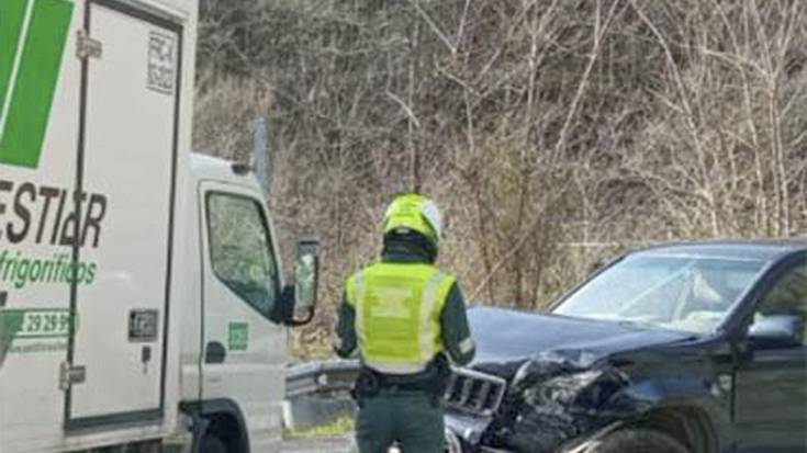 Bi ibilgailuren arteko istripua Etxalarren