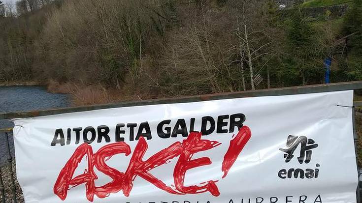 Aitor eta Galder gazteei elkartasuna adierazteko pankartak paratu dituzte Malerrekan