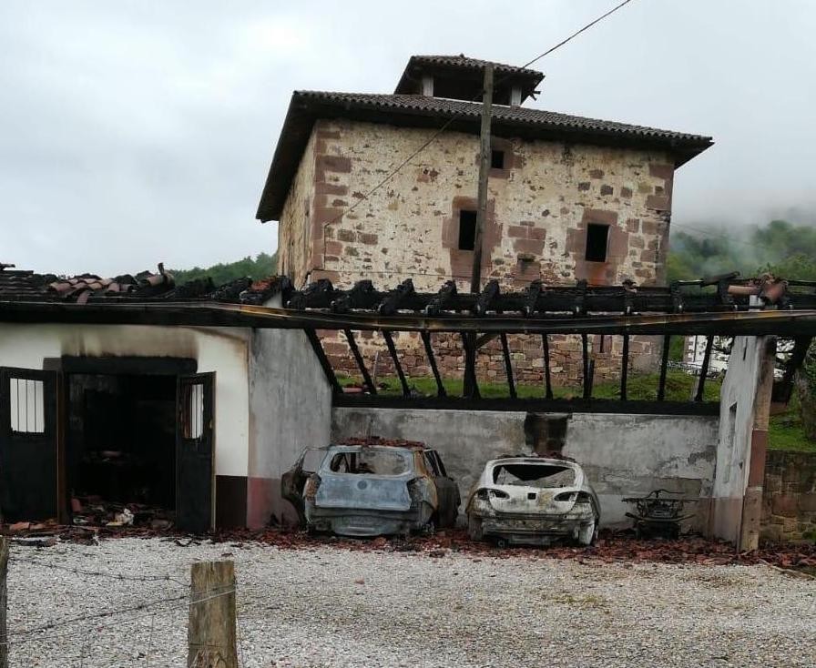 Azpilkuetar bat atxilotu dute herritarrei autoak erretzea leporatuta