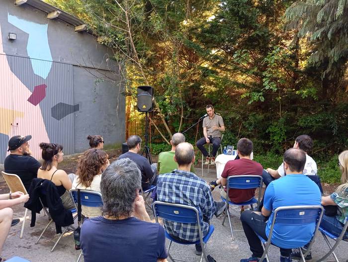 'Su festak' liburua aurkeztu du Jon Urzelaik Zapatilleran