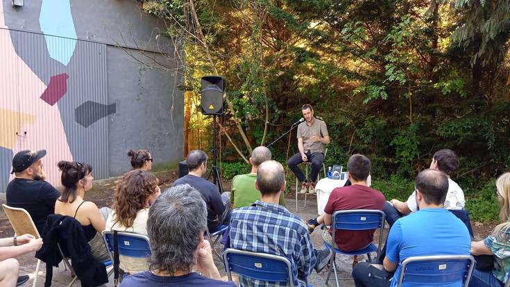 'Su festak' liburua aurkeztu du Jon Urzelaik Zapatilleran