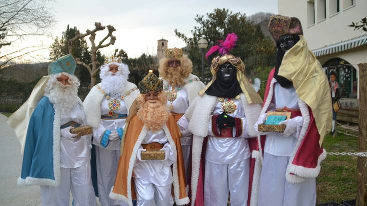 [ARGAZKIAK] Errege Magoek bisita egin dute Berara