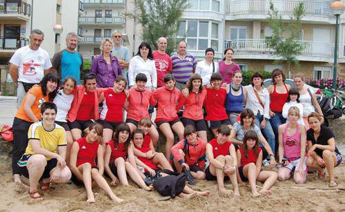 BKTko neskak Zarautzeko hondartzan eskubaloian 