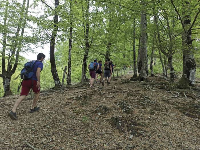 Mendi ibilbideak markatzeko auzolana eginen dute Etxalarren