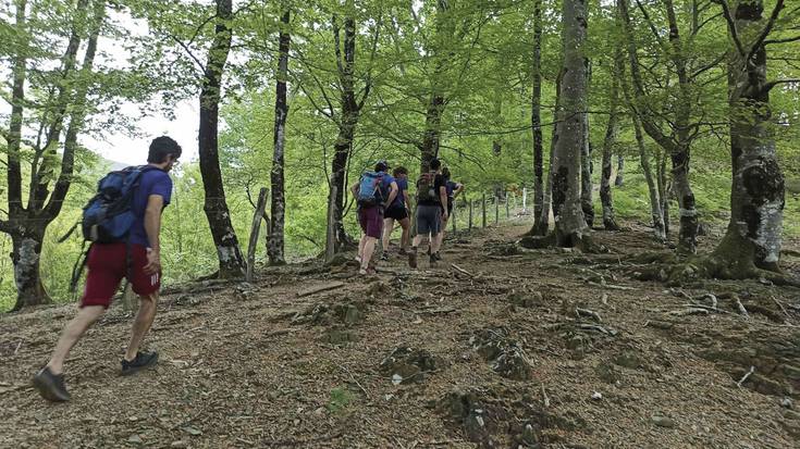 Mendi ibilbideak markatzeko auzolana eginen dute Etxalarren