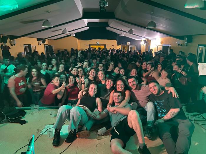 Giro ezin hobean agurtu du eszenatokia Bizphiru Pelau taldeak