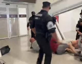 [BIDEOA] Flotillako kideen kontra egin dute ertzainek Loiuko aireportura ailegatu direnean