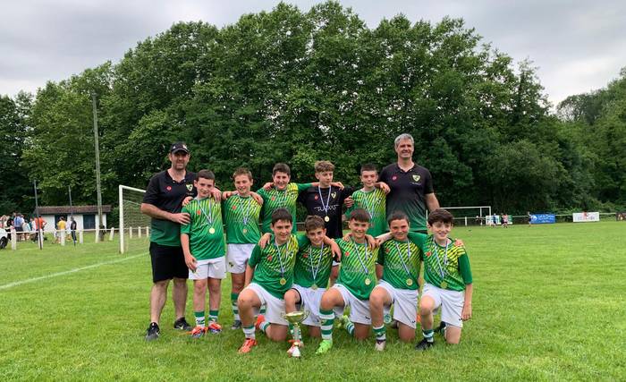 Beti Gazteko 13 urtez beheitiko futbol taldeak Ezpeletako txapelketa irabazi du
