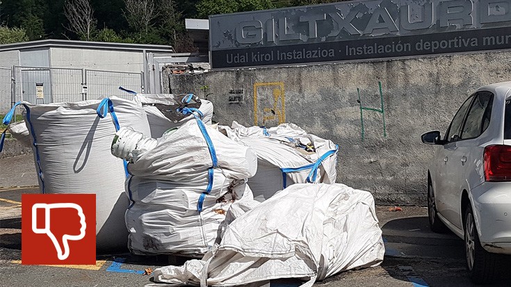 Elizondoko Giltxaurdi futbol zelaiko kautxu zaharra kiroldegiko aparkalekuan utzia