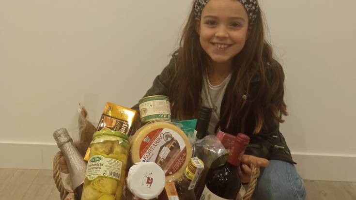 Tantirumairu euskal folklore taldeak banatu du Eguberrietako saskia