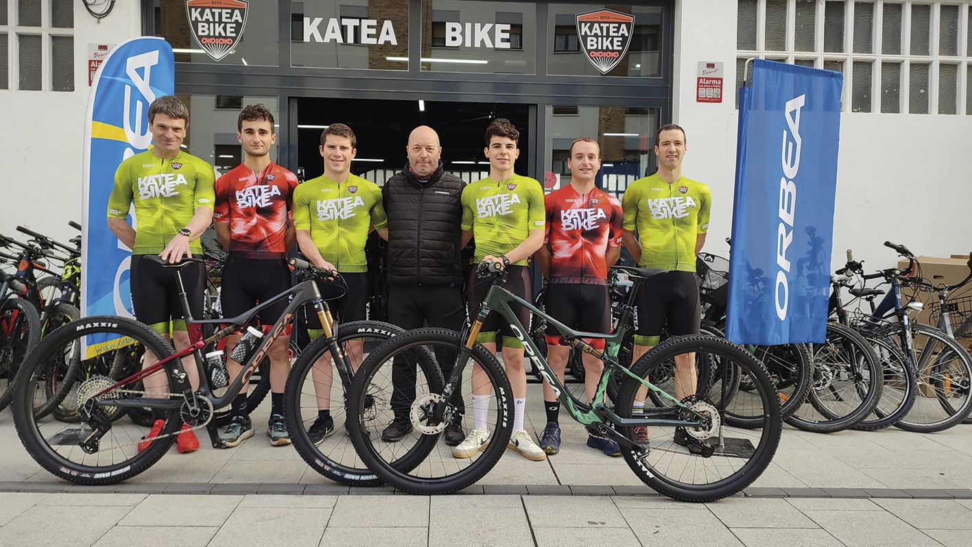 Dendaren 25. urteurrenean, «inoizko mendi bizikleta talderik onena» osatu du Katea Bikek