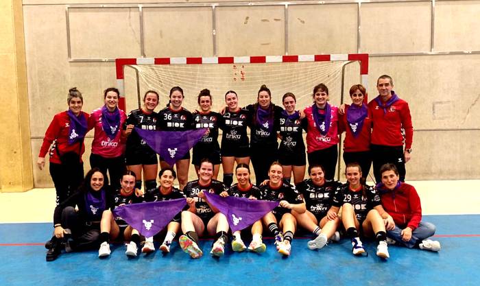 Zapi morea jantzi eta garaipena lortu du Baztango BKTko emakumeeen eskubaloi talde nagusiak