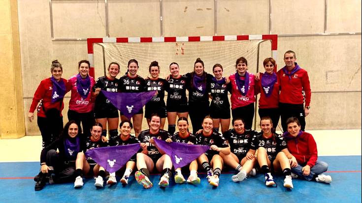 Zapi morea jantzi eta garaipena lortu du Baztango BKTko emakumeeen eskubaloi talde nagusiak