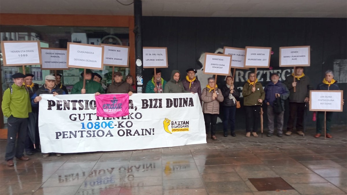 «Erdiz bizirik» aldarrikatu dute Baztan-Bidasoko pentsiodunek gaur Elizondon egin duten agerraldian