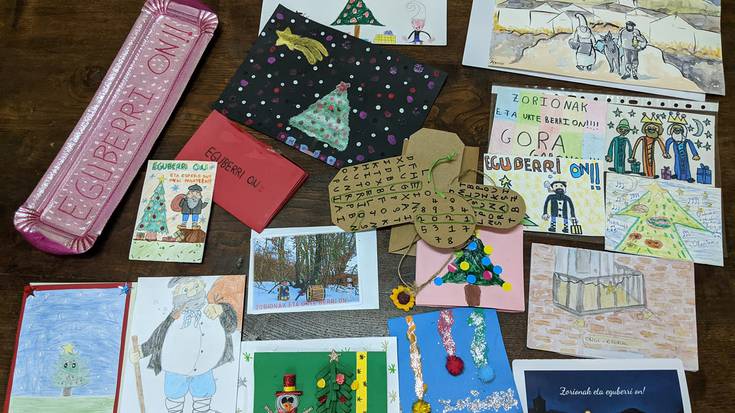 Doneztebeko eskolako ikasleek Eguberrietako postalak bidali dituzte