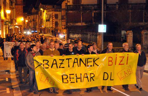 300 bat lagunek bat egin zuten Marmoles Baztan enpresako langileekin