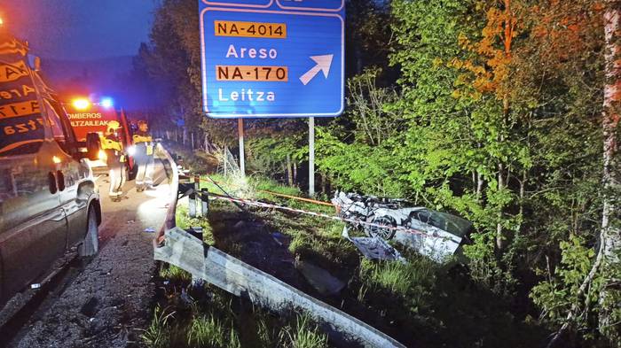 Erdi konorterik gabe zegoen gidari bat erreskatatu dute Areson, ezponda batetik erori ondotik