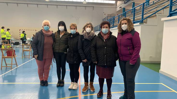 Leitza eta Aresoko Gizarte Zerbitzuetako etxez etxeko zerbitzuko familia langileek txertoa jarri dute