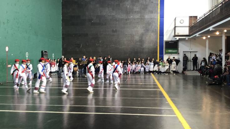 Frontoiaren aterpean egin behar izan dute Lesakako Tantirudantza jaialdia