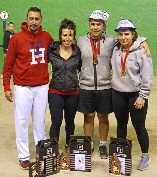 Herriko eskolako jangelarendako dirua lortzeko frontenis txapelketa egin dute Gartzainen