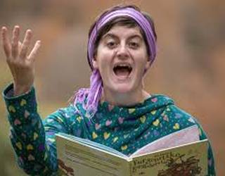 Ainara Unanua ipuin kontalari gartzaindarra 'Haragi koloreko tximeleta begiradazalea' lanarekin herriz herri dabil