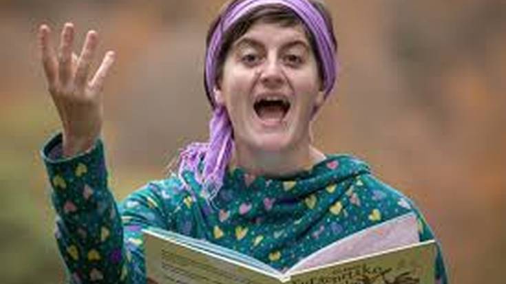 Ainara Unanua ipuin kontalari gartzaindarra 'Haragi koloreko tximeleta begiradazalea' lanarekin herriz herri dabil