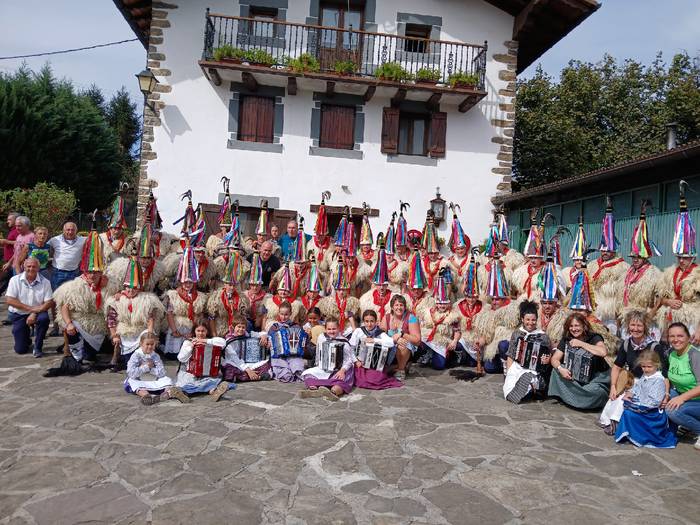 Giro bikaina izan dute aurten ere Iturengo Joaldunen Egunean