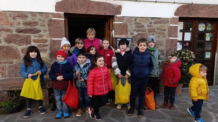 [ARGAZKIAK] Etxez etxe urtaskak kantatuz hasi dute urtea Sunbillan