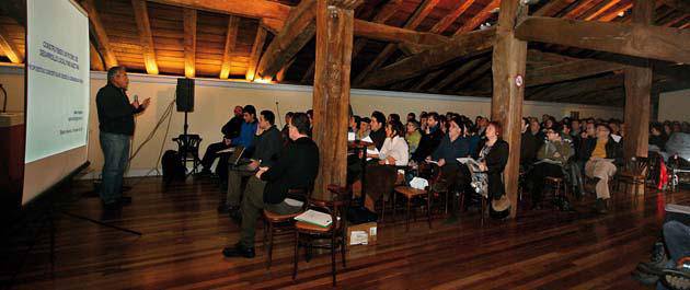 Jendetza bildu zen tokiko garapenari buruzko solasaldian 