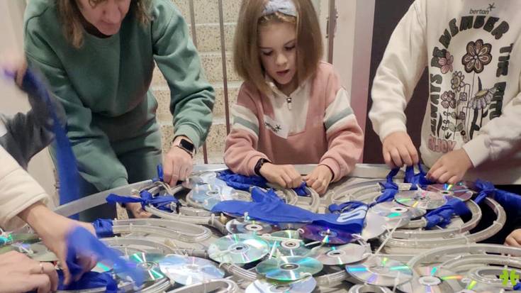 Material birziklatuarekin Eguberrietako apaingarriak sortzeko tailerrak egiten ari da Bertan Elkartea