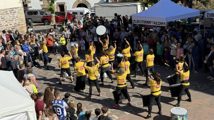[ARGAZKIAK] Giro ederra eta eguraldi eguzkitsua izan dute Zubietako Euskararen Egunean