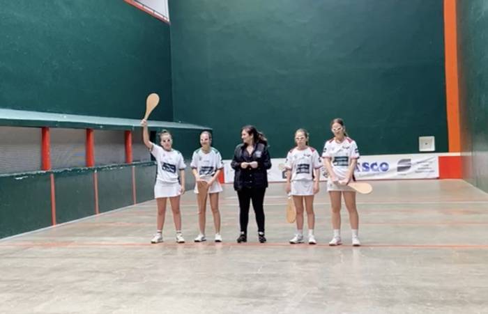 Senpereko eta Sarako neskek jokatu dute trinketeko pala goma txapelketetako finaletako bat