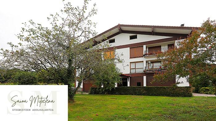 Saioa Mitxelena Inmobiliaria: Oizen pisua salgai lorategi eta garajearekin
