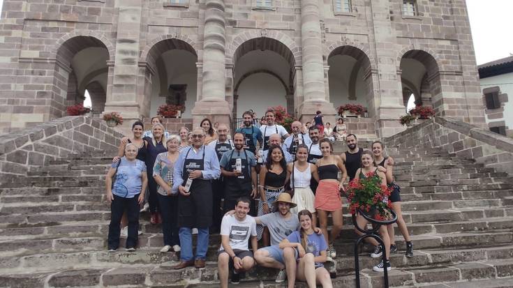 Zigatarrak herriko besten esperoan daude dagoeneko