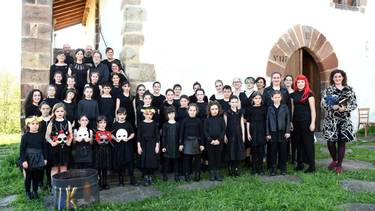 Elizondoko Koro Ttikik 'Sorgin zahar berriek' musikala aurkeztuko du asteburuan Iruritan