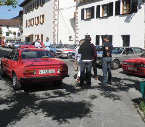 Antzinako auto zaharrak herriko plazan