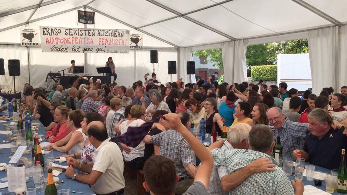 Erratzuko errebestetako bazkariko txartelak igandera arte egonen dira salgai