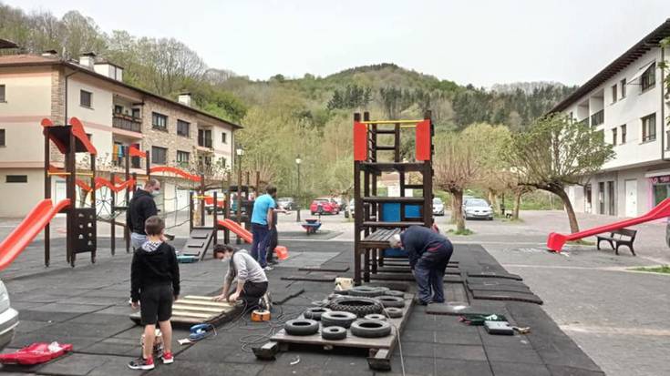 Doneztebarrek auzolanean berritu dute Zazpigurutzeko parkea