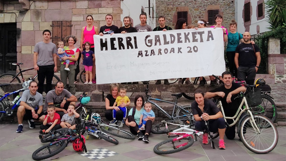 Erdizi buruzko herri galdeketan parte hartzeko lehendabiziko bizikleta martxa egin dute Iruritan