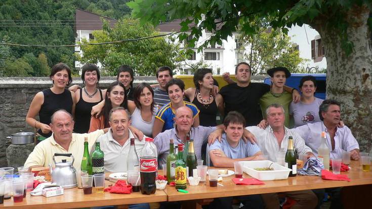 2010ean gaurko egunez 140 lagun bildu ziren Legasako plazan