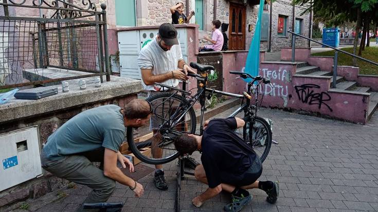 Txirrindulariek errepidean autoekin izaten dituzten istripuak murrizteko «neurriak hartu behar dira»