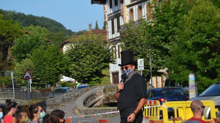 Hezurbeltzak taldeak kontzertu bikaina eman zuen Altzateko Plazan