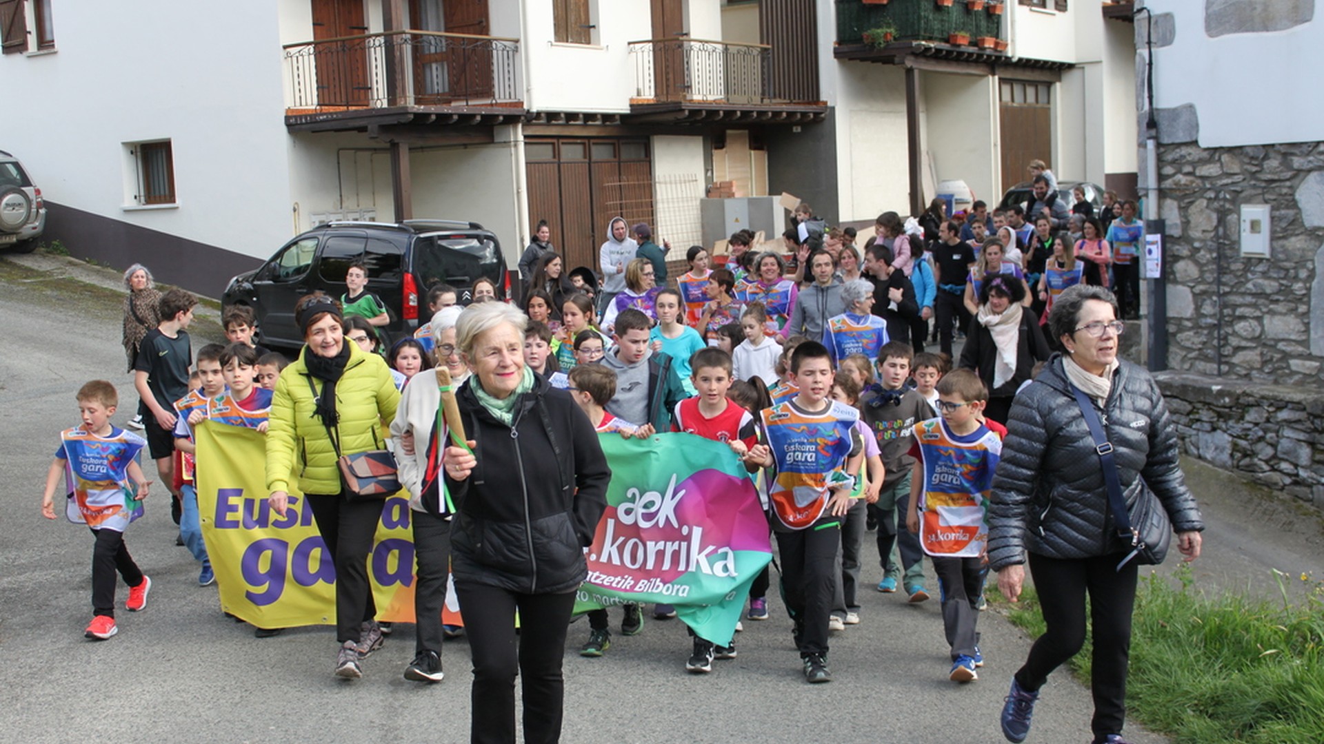 [ARGAZKIAK] Jende aunitz bildu da Arantzako Korrika Ttikian