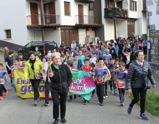 [ARGAZKIAK] Jende aunitz bildu da Arantzako Korrika Ttikian
