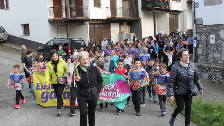 [ARGAZKIAK] Jende aunitz bildu da Arantzako Korrika Ttikian