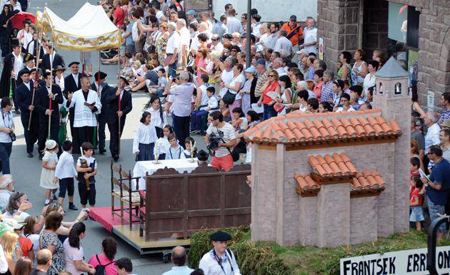 Giro ederrean bete du mende erdia Baztandarren Biltzarrak 